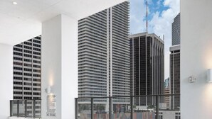 Pool - 17th floor skyline retreat in Downtown Miami rooftop pool, coworking lounge and self check-in (Miami)