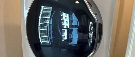 Uma máquina de lavar e secar empilhadas, com painel de controle e sensor de umidade.