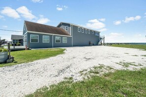 Exterior - Amazing BAY VIEWS at Moon Fish by Seaside Vacations! (Chincoteague Island)
