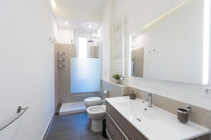 A modern bathroom with a toilet, bidet, and a large mirror. - The Golden Rooster -1 min to the station (Roma)