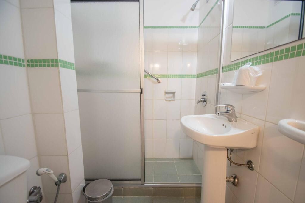 Badkamer | Een douche, gratis toiletartikelen, een haardroger, handdoeken