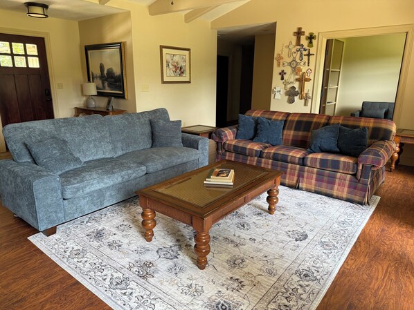 Smart TV - Spacious 4-bedroom house in Ozark, near Finley Farms (Ozark)