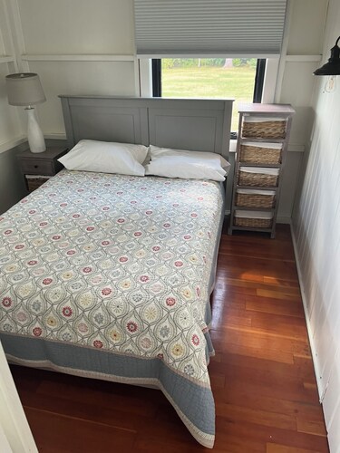 Waterfront peaceful 2-bedroom cottage in charming Freeport perfect for relaxing