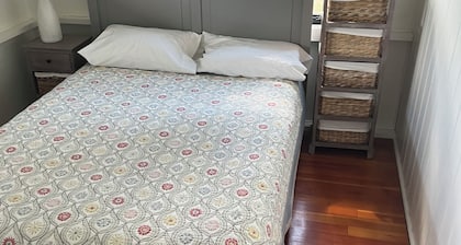 Waterfront peaceful 2-bedroom cottage in charming Freeport perfect for relaxing