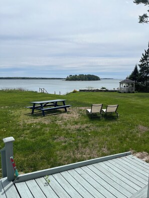 Outdoor dining - Peaceful 2-bedroom cottage in charming Freeport perfect for relaxing (Freeport)
