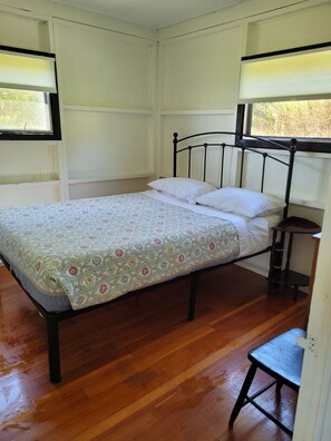 2 bedrooms, WiFi, bed sheets - Peaceful 2-bedroom cottage in charming Freeport perfect for relaxing (Freeport)