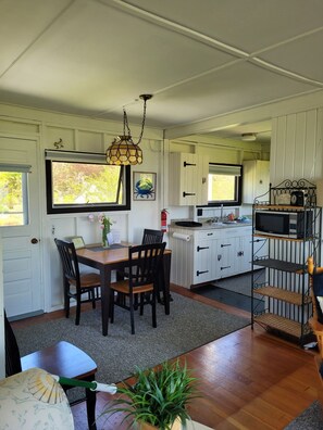 Dining - Peaceful 2-bedroom cottage in charming Freeport perfect for relaxing (Freeport)