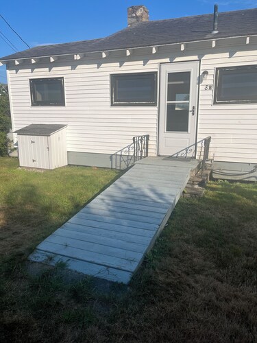 Waterfront peaceful 2-bedroom cottage in charming Freeport perfect for relaxing