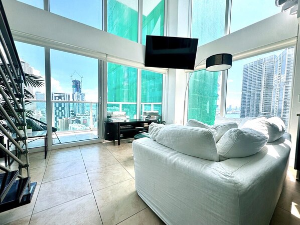 Living area - Luxury Brickell Condo - Bay View - Garage Parking (Miami)