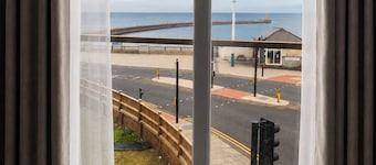 Tidal Escapes- Boutique Coastal Retreat. Sea View.
