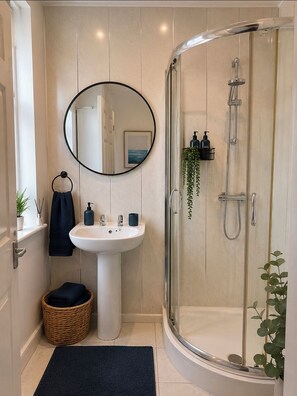Een douche, een haardroger, handdoeken, zeep