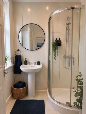 Dusche, Haartrockner, Handtücher, Seife