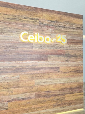 Eine Holzwand, auf der der Text 'Ceiba AT 25' in Gelb leuchtet.
