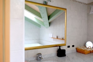 Dusche, Haartrockner, Bidet, Handtücher