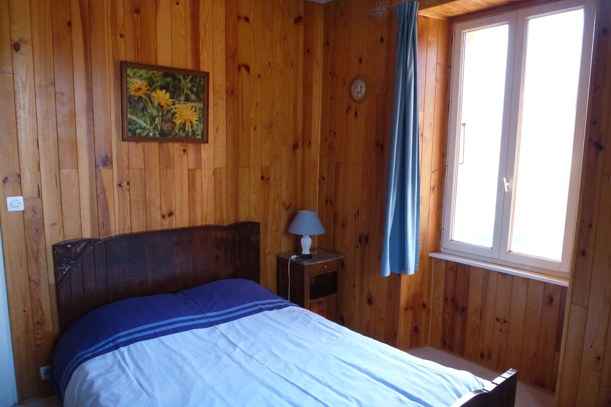 Quarto casal básico | Wi-Fi de cortesia, roupa de cama