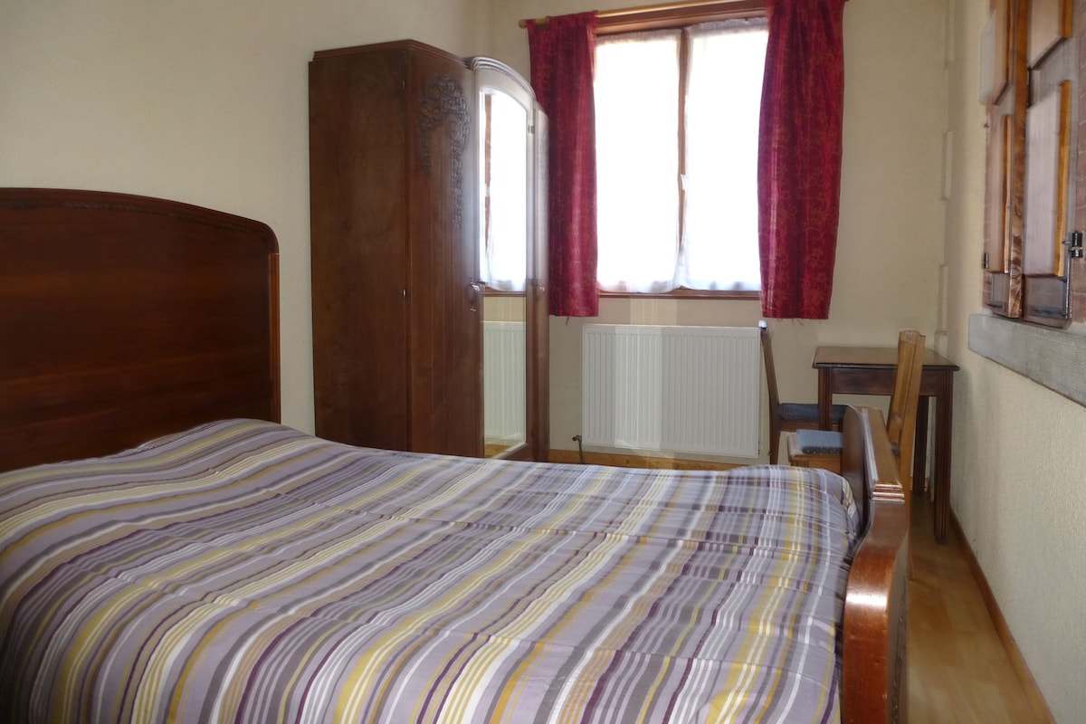 Quarto quádruplo básico | Wi-Fi de cortesia, roupa de cama