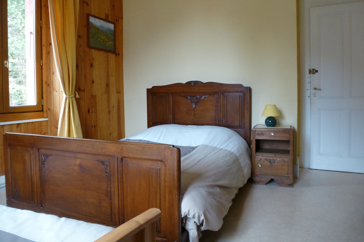 Quarto triplo básico | Wi-Fi de cortesia, roupa de cama