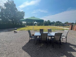 Outdoor dining - Vrbo Property (Folligny)