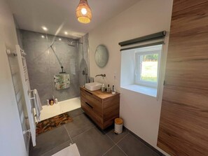 Shower, hair dryer, towels, toilet paper - Vrbo Property (Folligny)
