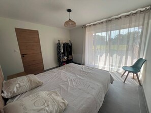 Travel crib, WiFi (free), bed sheets - Vrbo Property (Folligny)