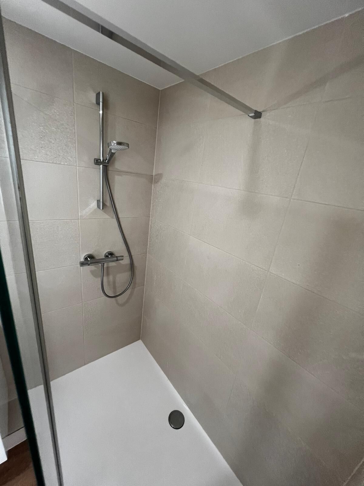 Douche, sèche-cheveux, serviettes fournies, savon