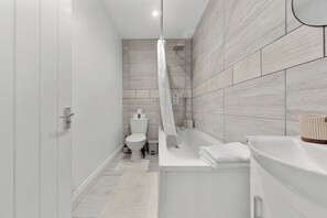 Bathroom - The Palermo Retreat London Living (London)