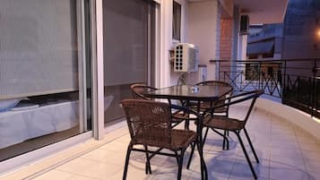 Suite superior, balcón | Restaurante al aire libre