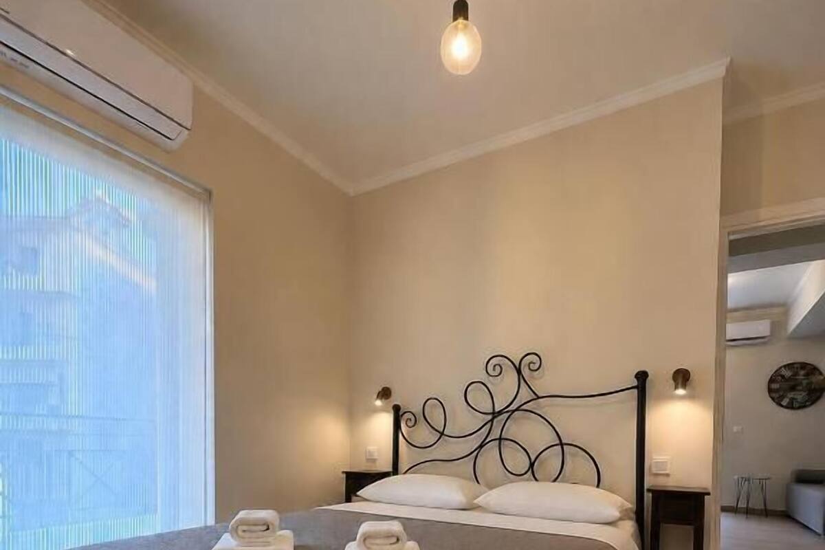 Suíte luxo, sacada | Quartos à prova de som, ferros/tábuas de passar roupa, Wi-Fi de cortesia