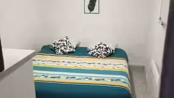 1 slaapkamer, een strijkplank/strijkijzer, wifi, beddengoed