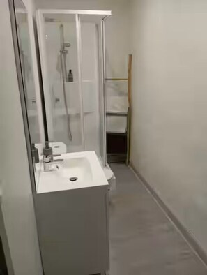 Ducha, toallas, jabón, papel higiénico