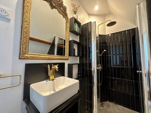 Dusche, Haartrockner, Handtücher, Seife