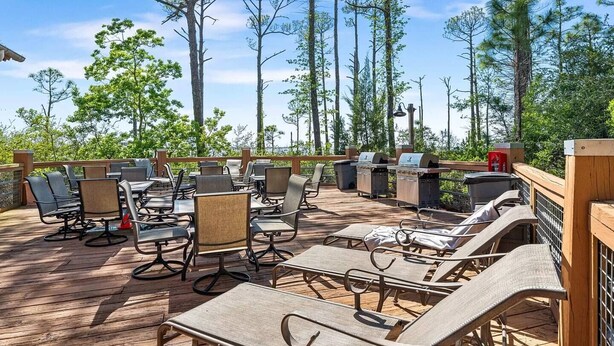 Eine Terrasse im Freien mit Sitzgelegenheiten und Grillmöglichkeiten.