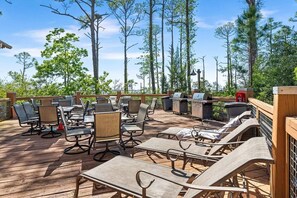 Eine Terrasse im Freien mit Sitzgelegenheiten und Grillmöglichkeiten.