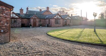 Country Retreat, Barn with Annexe - Large enclosed garden with countryside views