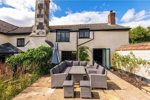 Outdoor dining - 16th-century farmhouse, Sidmouth, sea view (Sidmouth)