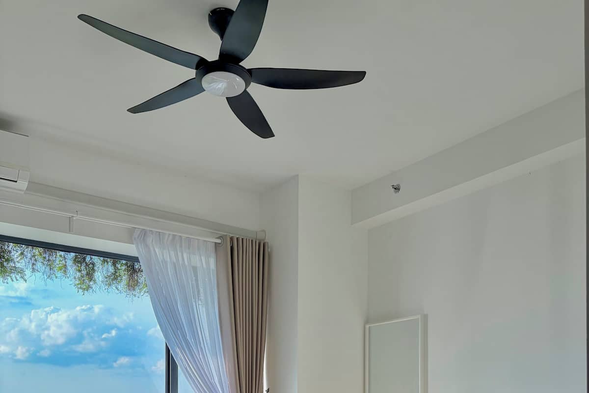Deluxe Studio, Sea View | Desk, laptop workspace, free WiFi