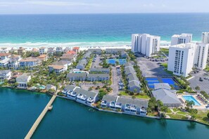 Un quartier résidentiel situé sur la côte, doté d’un port de plaisance, d’une plage et d’immeubles de grande hauteur.