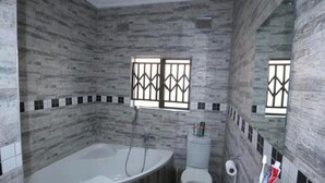 Serviettes fournies, papier de toilette