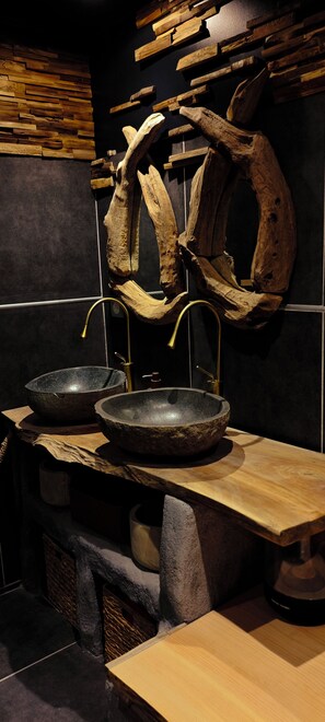 Bathroom - Vrbo Property (Saint-Hippolyte-de-Caton)