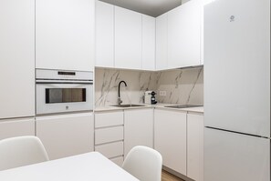 Coffee/tea maker, fridge, microwave, oven - Waou Cuatro Caminos II - Short-Term Rental (Madrid)