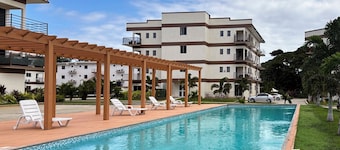 Buccoo Bliss Getaway, Modern Condo with Pool, Tropical Vibes & Close to Beaches