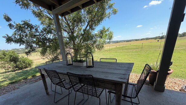 Outdoor dining - The Villa at Laurel Court-Hot Tub, Karaoke, Pickleball & Wine Country (Fredericksburg)