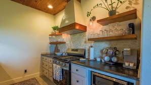 Private kitchen - The Villa at Laurel Court-Hot Tub, Karaoke, Pickleball & Wine Country (Fredericksburg)