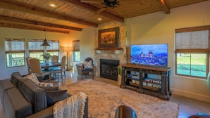 Living area - The Villa at Laurel Court-Hot Tub, Karaoke, Pickleball & Wine Country (Fredericksburg)