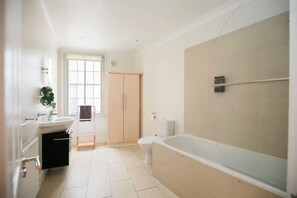 A bathroom with a bathtub, toilet, and sink. - Cosy One-Double room flat near Big Ben (London)