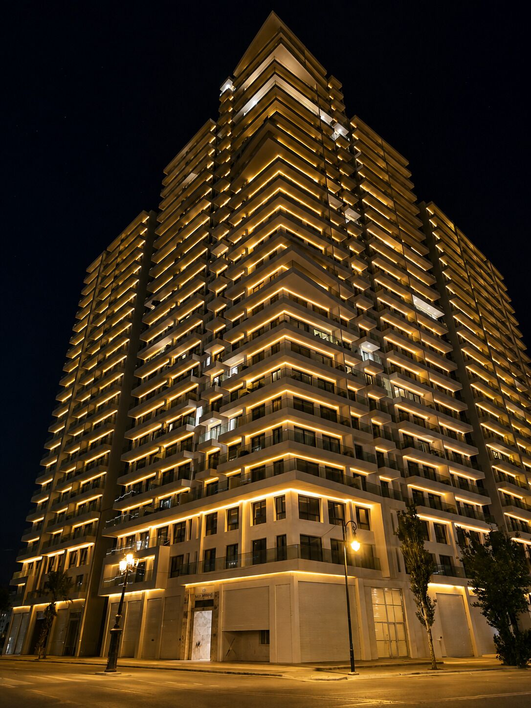 Ein Hochhaus mit mehreren Balkonen und einer einheitlichen Fassade.