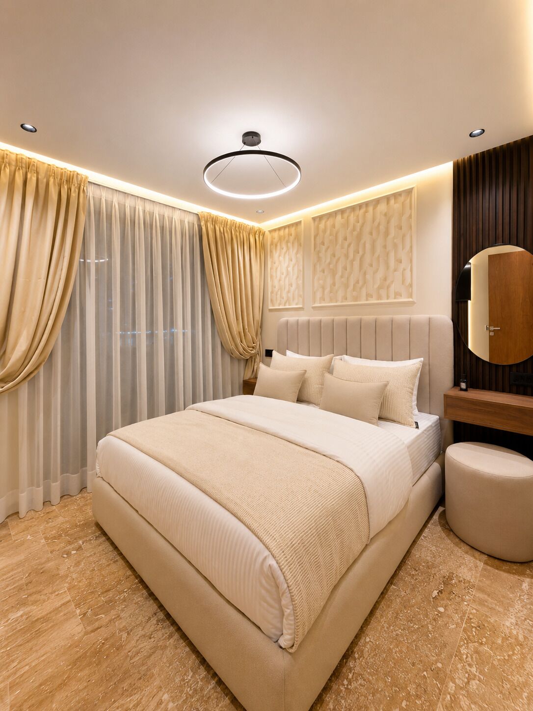 Un dormitorio moderno con una cama grande, un espejo redondo y un armario de madera.