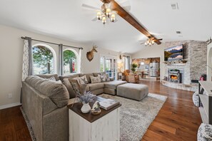 Living area - RANCHO HACIENDA Arkansas River. Spacious home crafted for comfort and relaxation (Howard)
