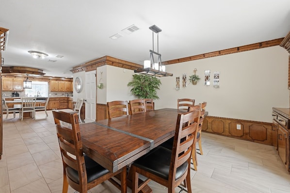 Dining - RANCHO HACIENDA Arkansas River. Spacious home crafted for comfort and relaxation (Howard)