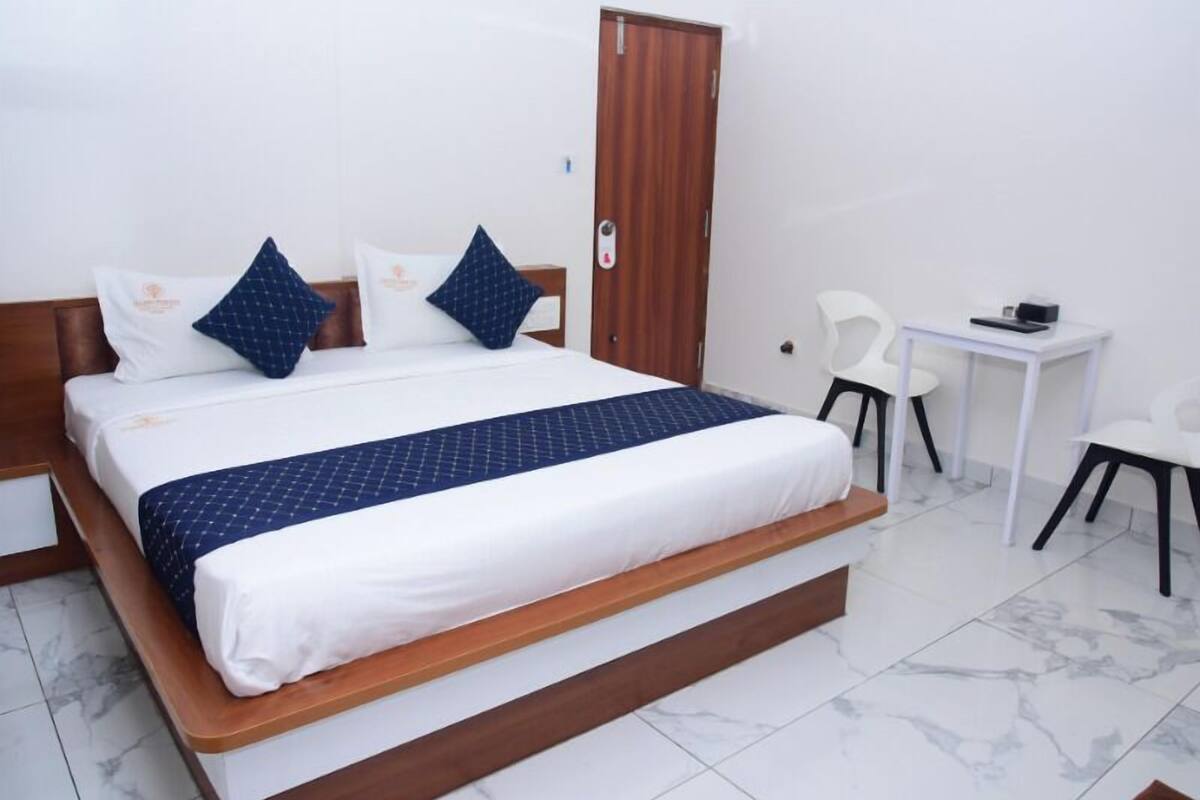 Kamar Deluks, pemandangan kota | Meja kerja dan ruang kerja ramah laptop